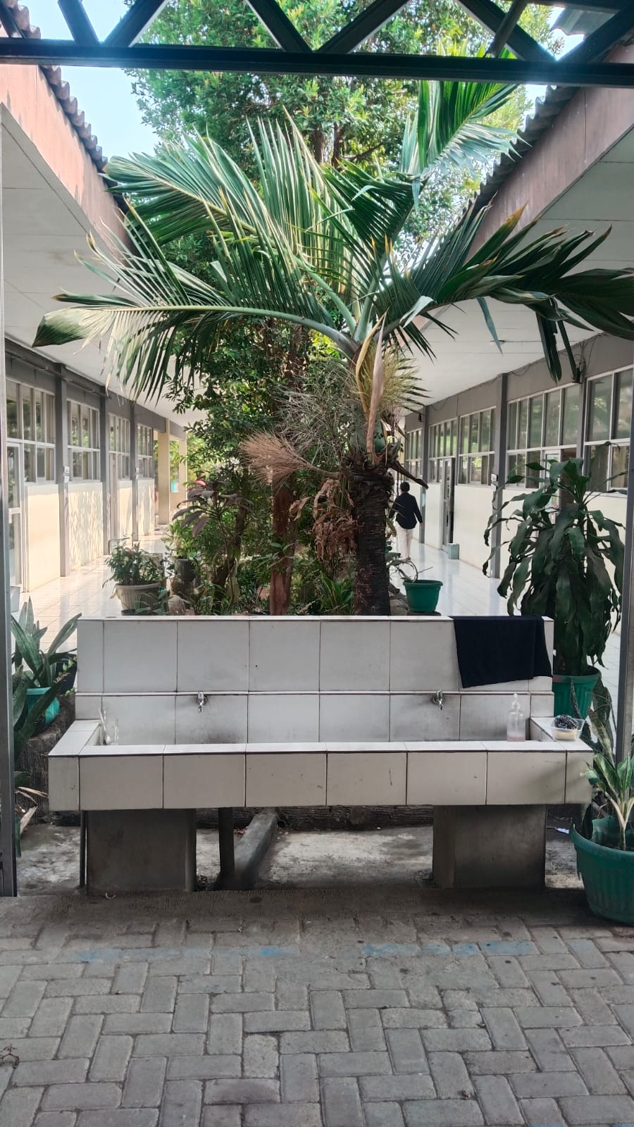 Taman sekolah dan tempat cuci tangan siswa.