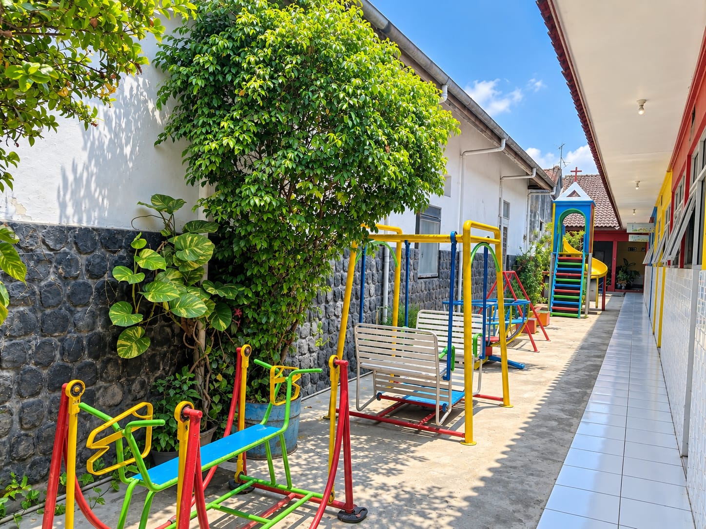 Tempat bermain anak membantu untuk mengembangkan motorik dan mengasah kognitif anak. Selain itu, warna yang warna-warni membantu anak untuk mengenal warna.