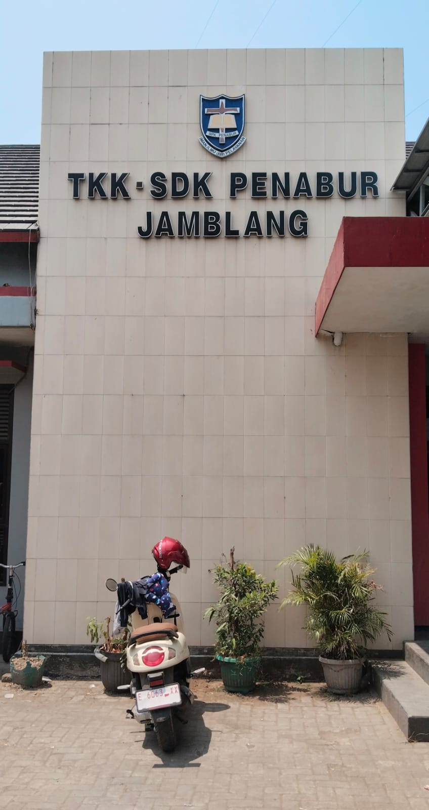 Gedung sekolah TKK dan SDK PENABUR Jamblang tempat mengembangkan visi dan misi sesuai dengan nilai kristiani ke para siswa.