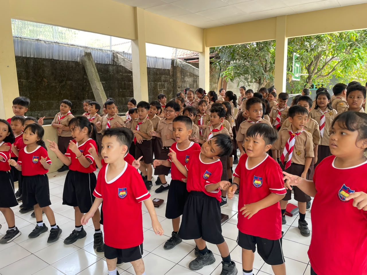 kegiatan renungan bersama di SDK PENABUR Jamblang setiap hari jumat bertjuan untuk menanamkan iman dalam setiap anak